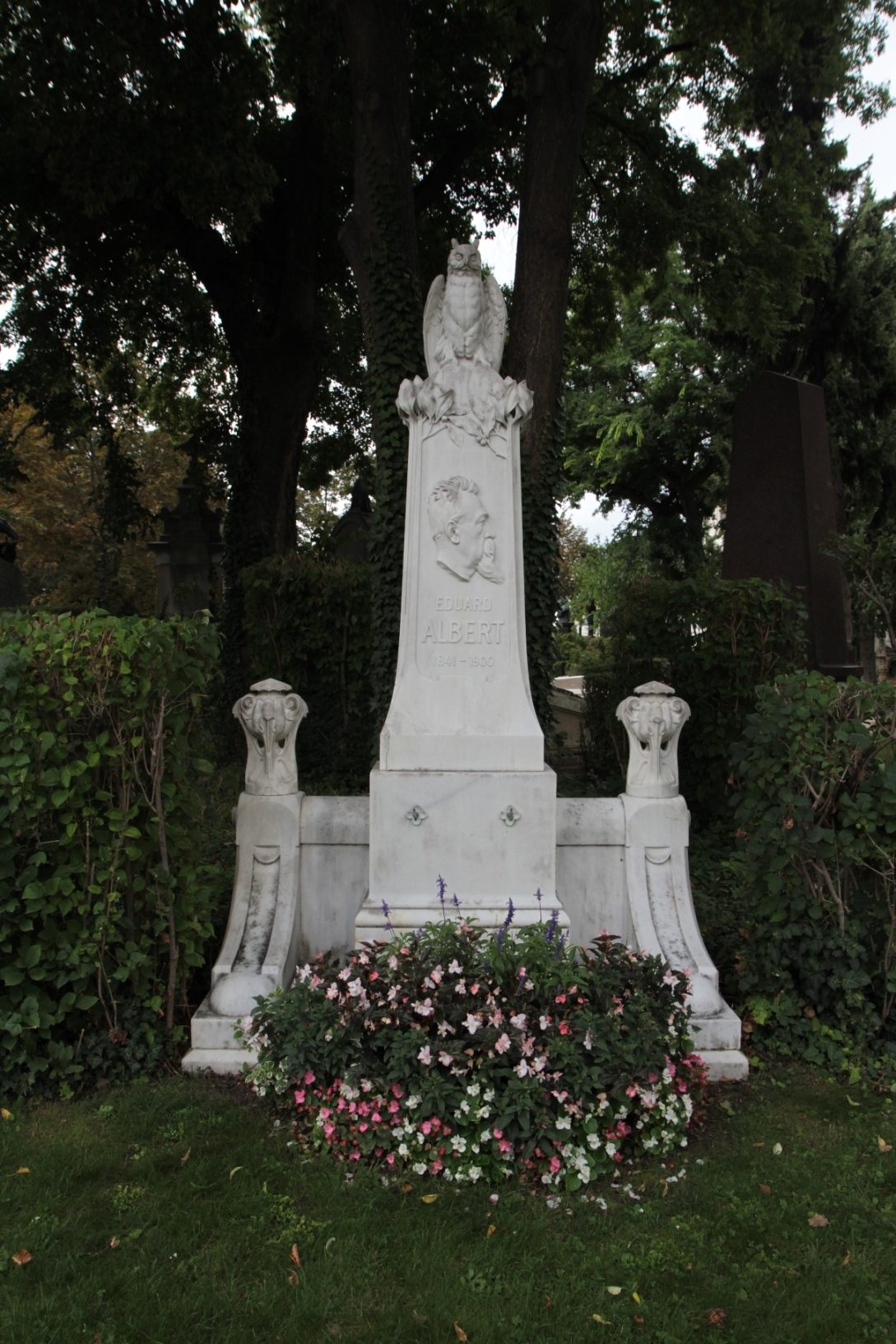 Eduard Albert's tomb, Vienna - 02.JPG